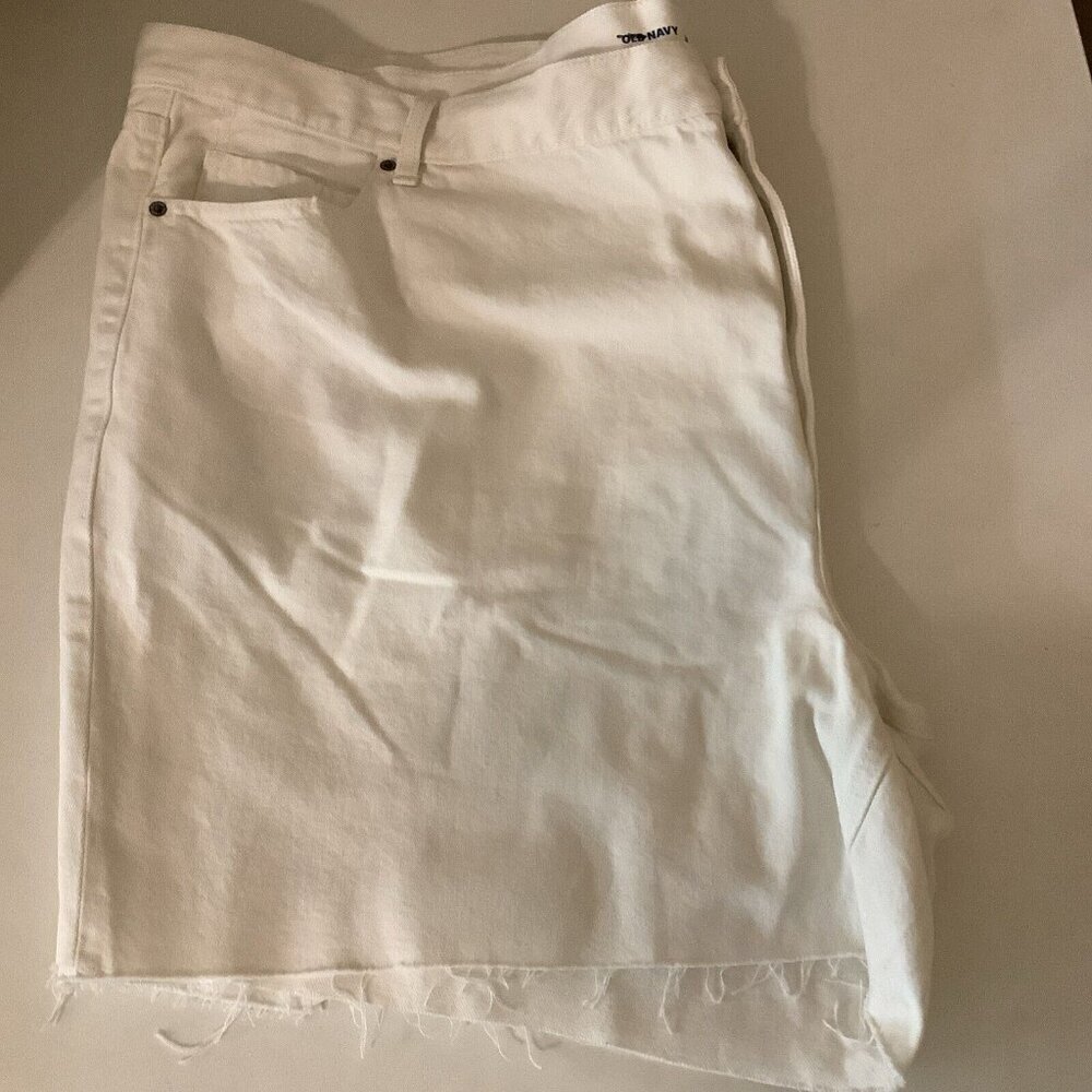 Old Navy Size 28W Plus Size Women’s Shorts White Slouchy Straight Denim. New